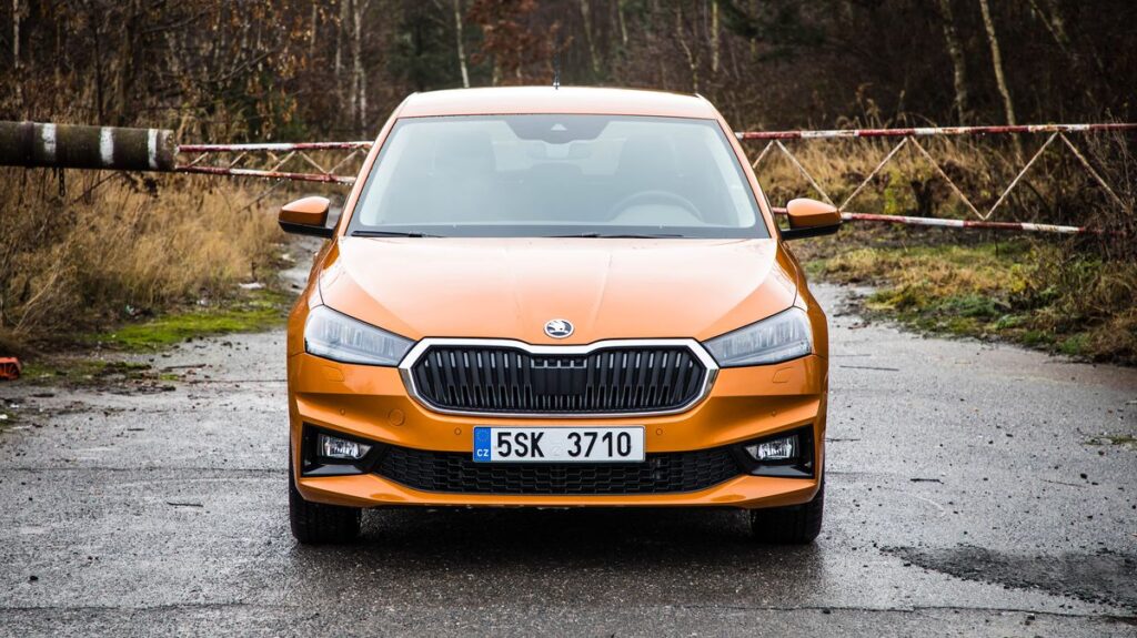 entdecken sie im škoda fabia 4 test, wie sich die neue generation im alltag, bei komfort, technik und fahrverhalten schlägt. detaillierte analyse und eindrücke im überblick.